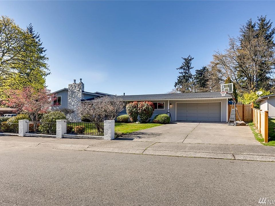 Lakota Palisades tri-level home with 5 bedrooms & 2.5 bathrooms. Nicely landscaped corner lot. There is a Puget Sound view from the deck and main living areas. Oversized 2 car garage with 550 SF. New 50 year composition roof with a transferable warranty.