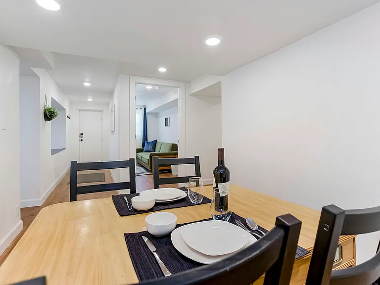 Dinner table/Utensils available