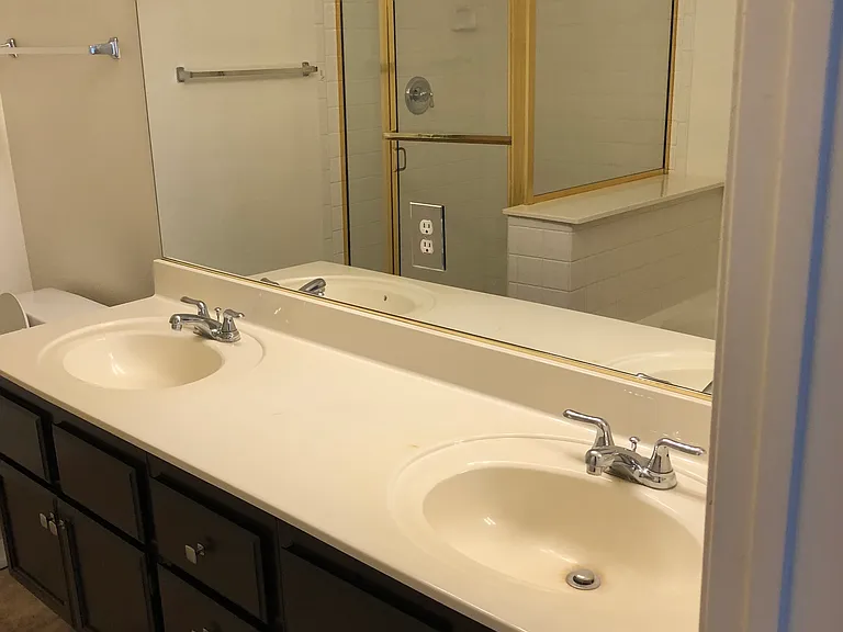 Master bath w/dual sink