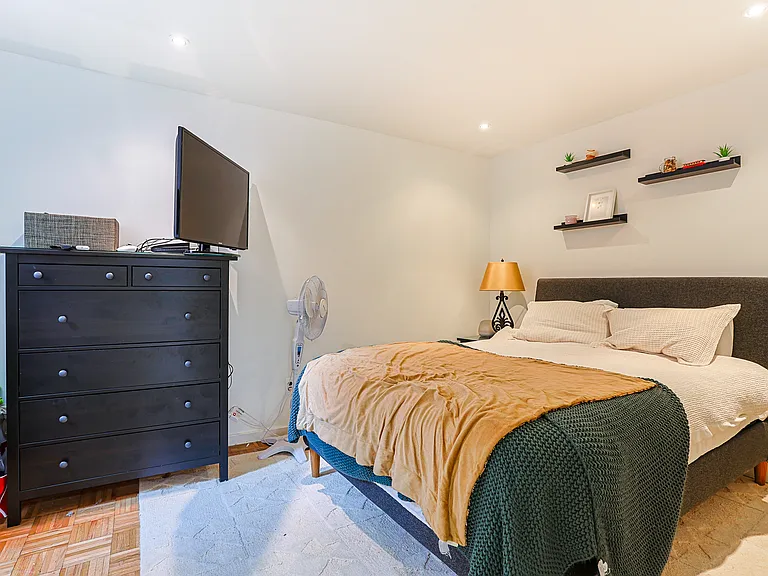 249 Queen St #2 — Photo 9