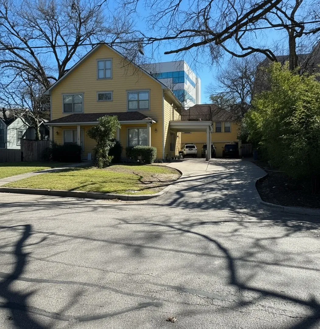 Building Photo - 3207 Hampton Rd #A-B