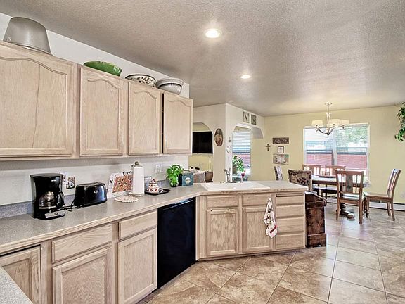 5th image of 563 E Valley Dr