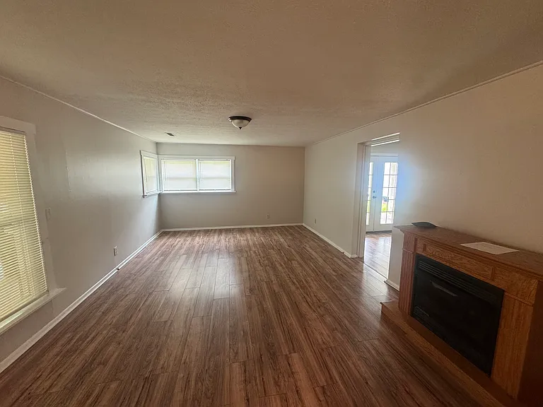 207 Northwestern Ave — Photo 1