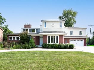622 Sunningdale Dr, Grosse Pointe Woods, MI 48236