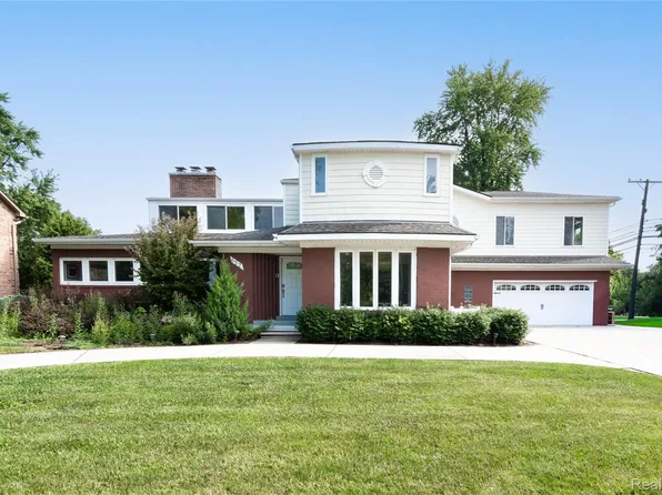 622 Sunningdale Dr, Grosse Pointe Woods, MI 48236