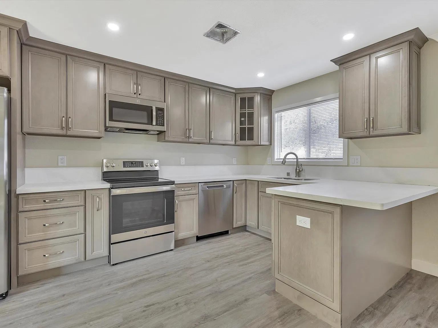 3 bed, 1232 sqft, $3,900 — Photo 3