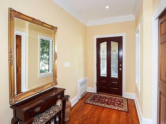 4th image of 11 Sea Wall Ln