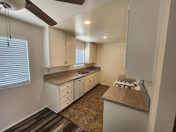 4th image of 16552 Hillview Cir APT B
