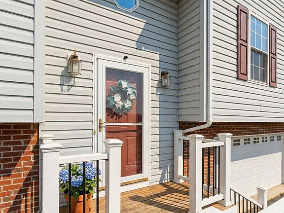 3rd image of 702 Stonewall Cres