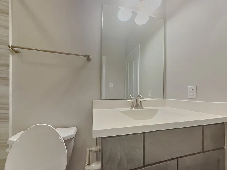 Minimalist bathroom with neutr