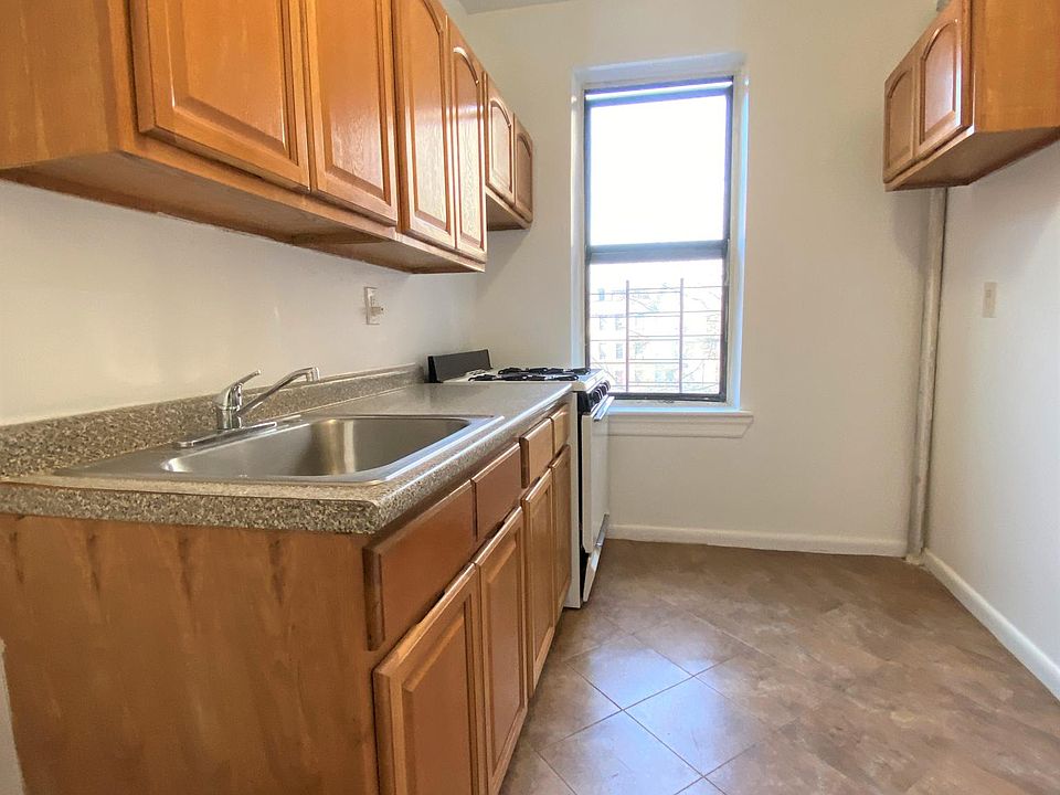 2nd image of 2791 Bainbridge Ave