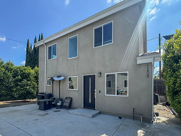 1208 N Alexandria Ave — Photo 4