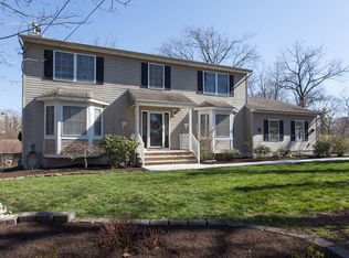3 Highwood Rd, Somerset, NJ 08873