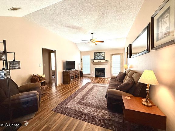 4th image of 12357 White Oak Dr