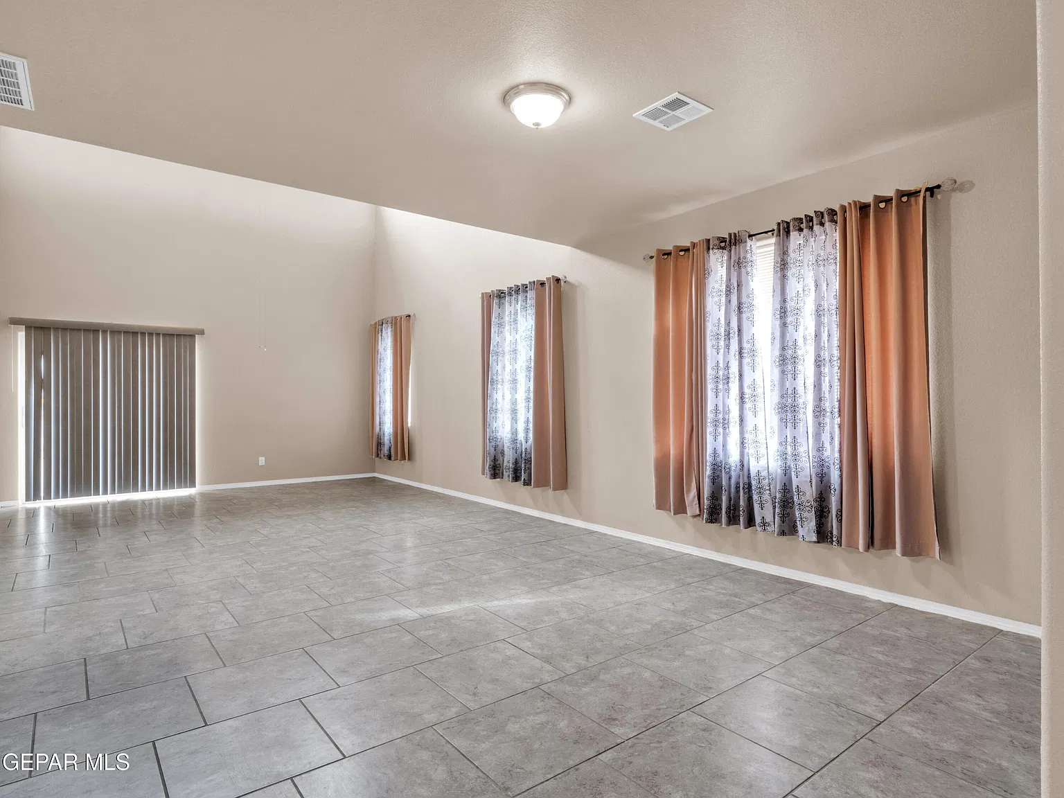 4 bed, 2.5 bath, 2395 sqft, $2,100 — Photo 4
