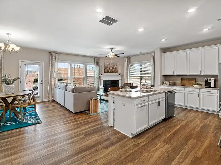 1221 Foxcroft Ln — Photo 12