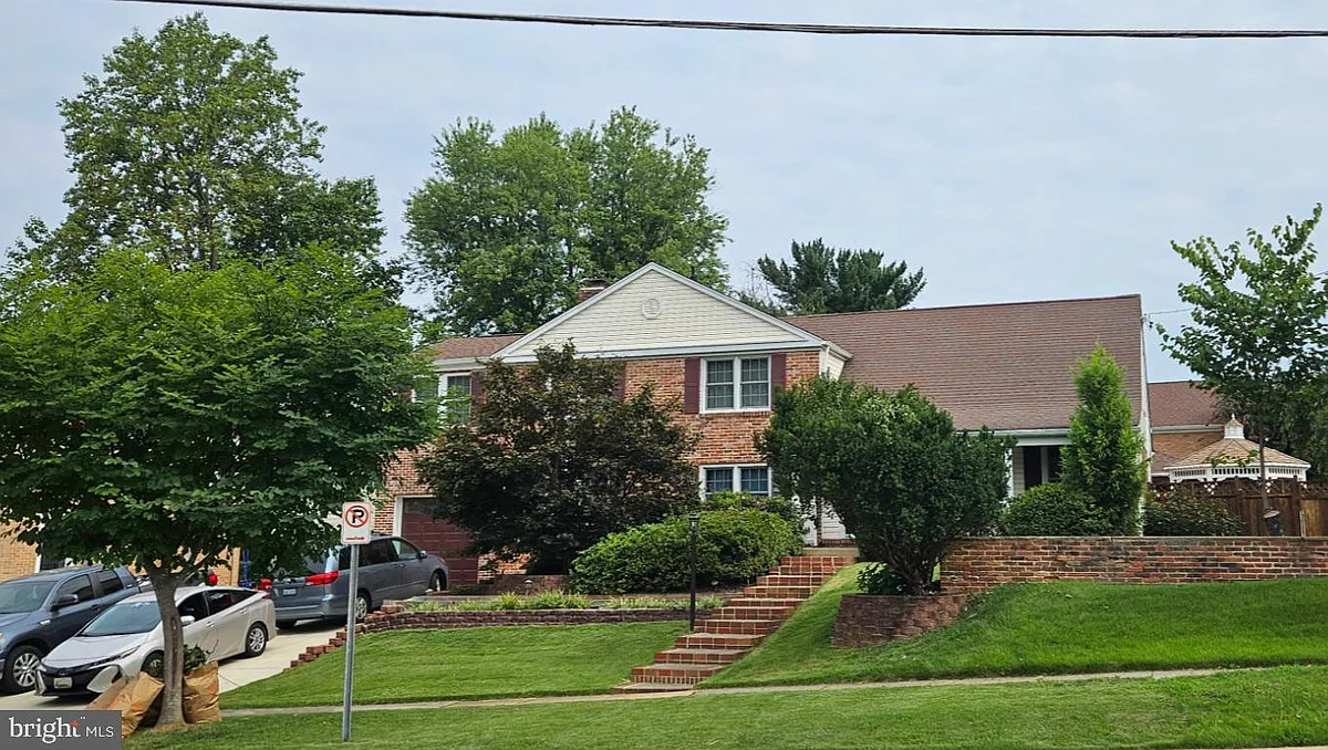 Photo 1 of 30 - 8001 Postoak Rd - Potomac, MD Primary Photo - 8001 Postoak Rd