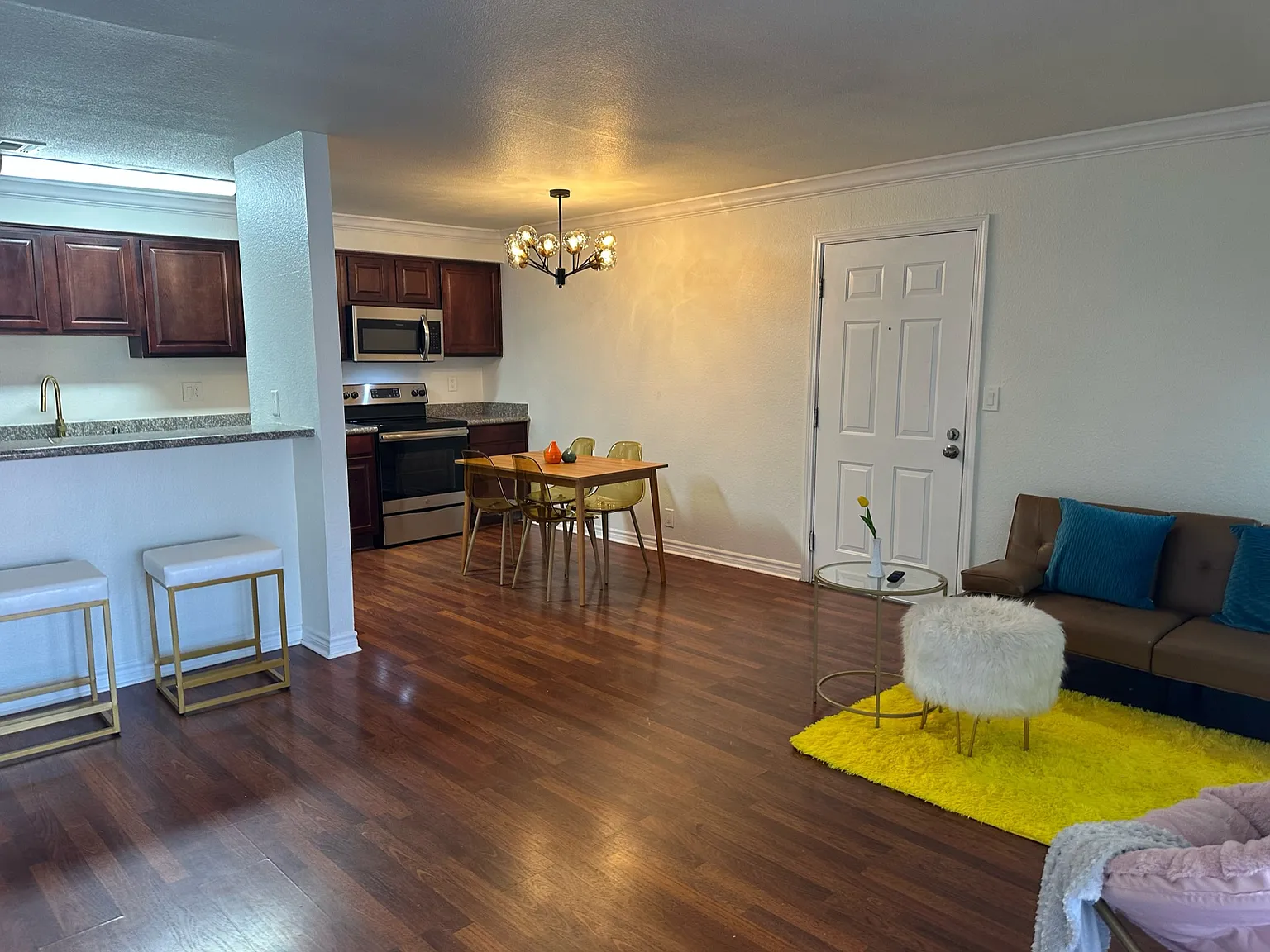 2 bed, 816 sqft, $1,595 — Photo 3