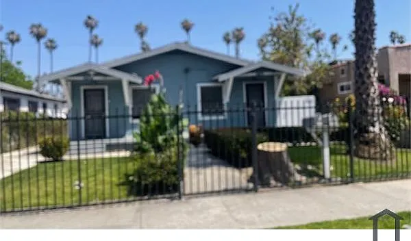 5426 S Van Ness Ave — Photo 4