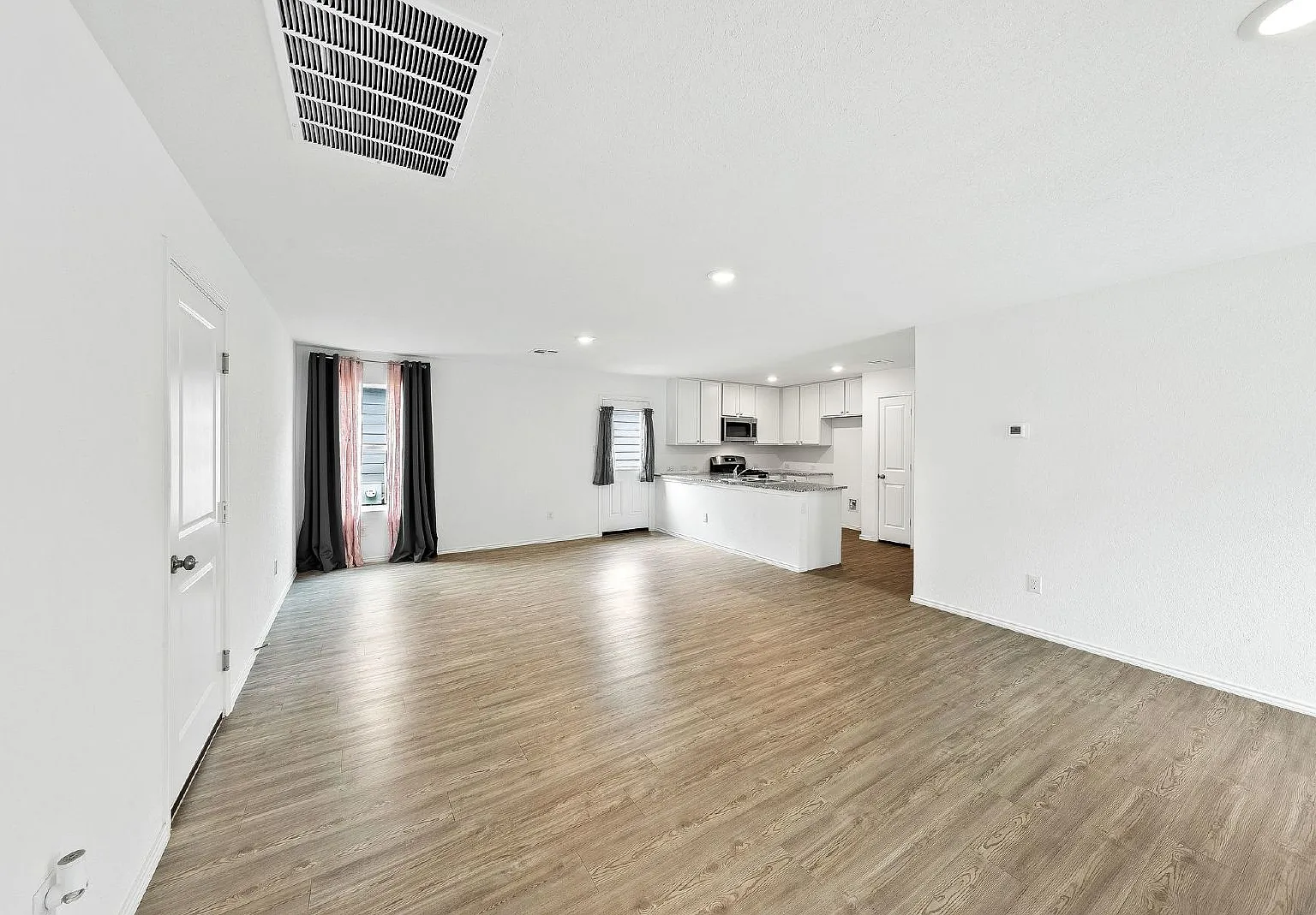 3 bed, 2.0 bath, 1450 sqft, $1,695 — Photo 3