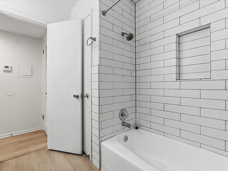 Fernshire Apartments — Photo 31