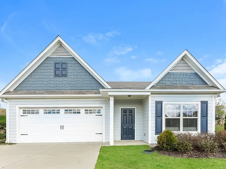 325 Clover Cir — Photo 1