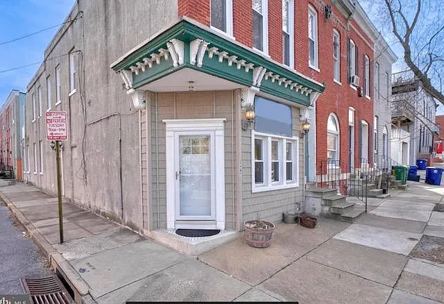 3 bed, 1.5 bath, 1890 sqft, $2,350 — Photo 2
