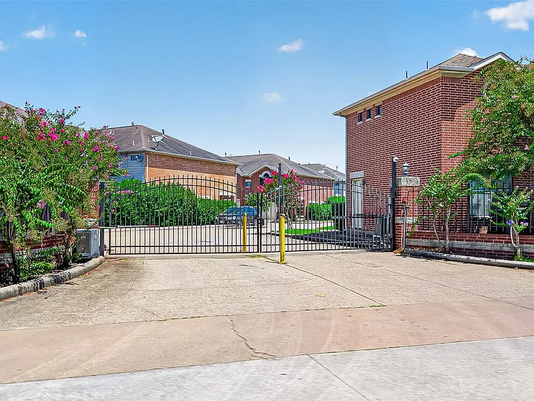 5951 S Loop E #38 — Photo 34