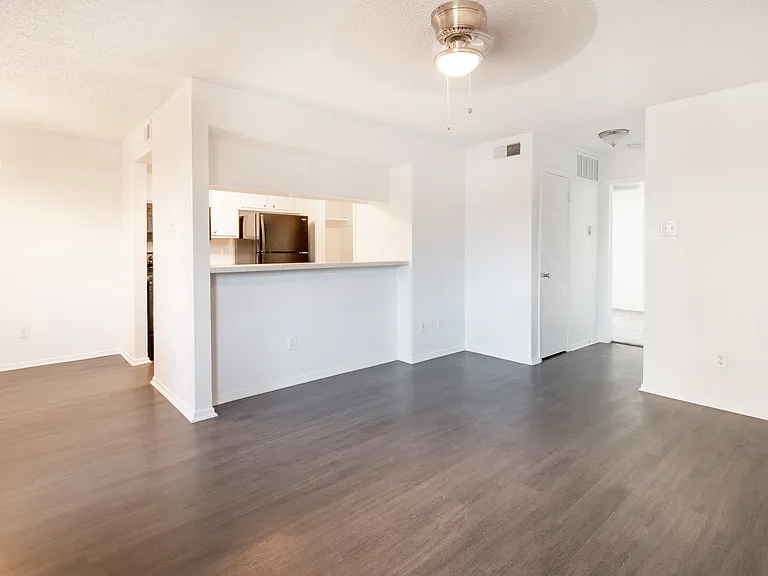 WIMBLEDON COURT APARTMENTS — Photo 5