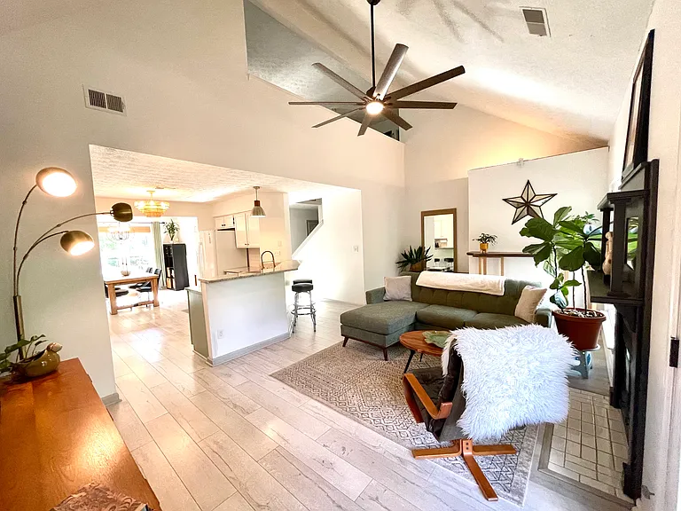 1109 Ashbury Dr — Photo 4
