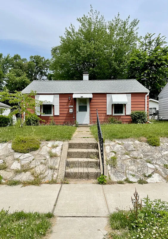 1709 E Fox St photo 1