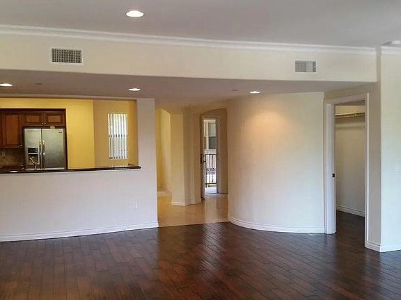 5th image of 10921 Whipple St #405