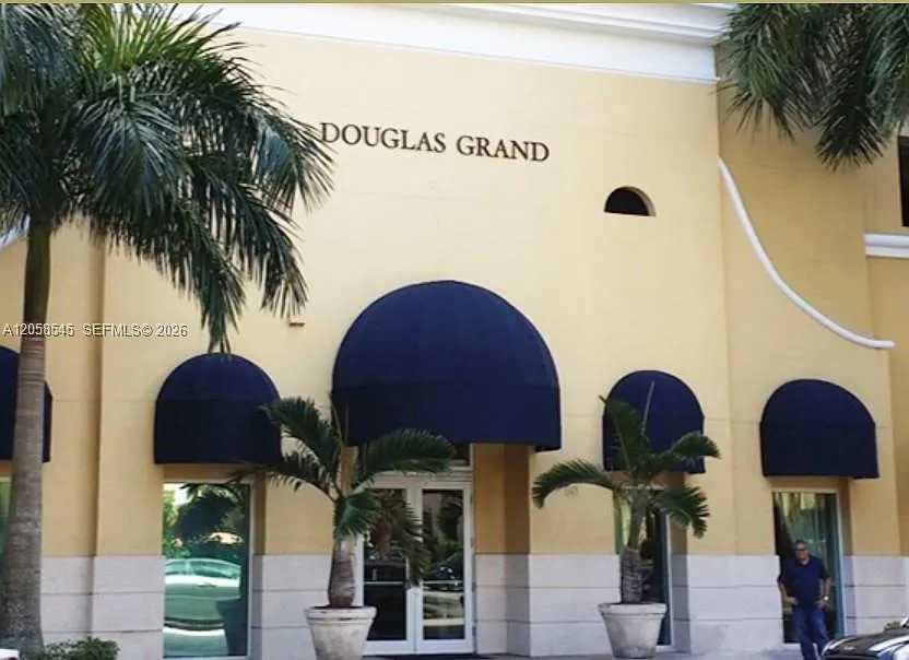 Douglas Grand Condo — Photo 2
