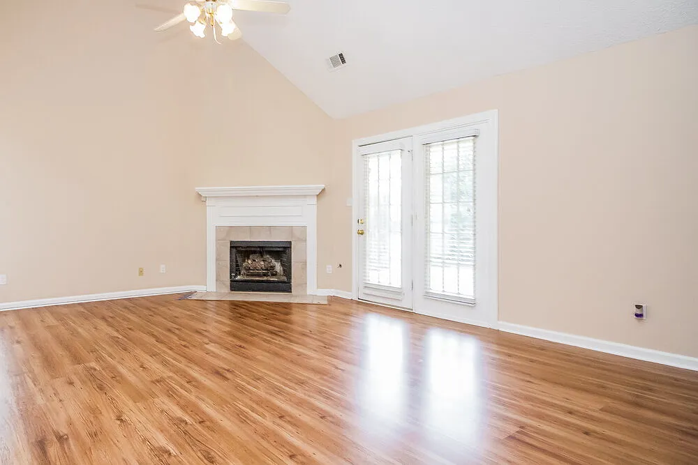3 bed, 2.0 bath, 1563 sqft, $2,060 — Photo 3