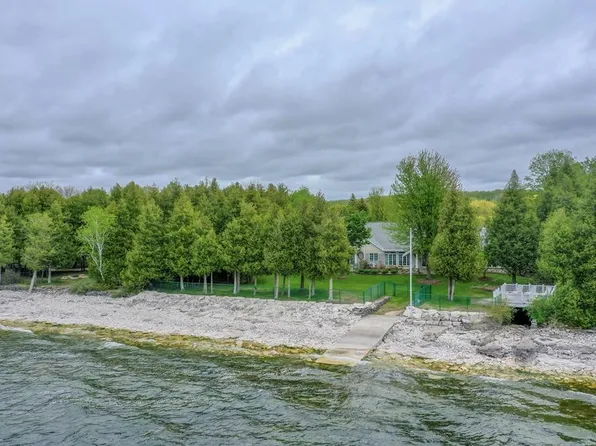 5743 Bay Shore Dr, Sturgeon Bay, WI 54235