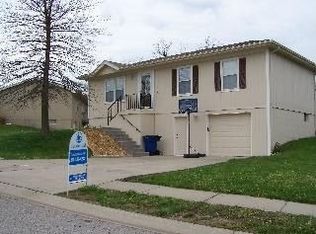 2104 S Shale Ridge Dr, Oak Grove, MO 64075