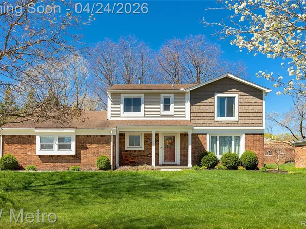 5267 Winchester Dr, Troy, MI 48085
