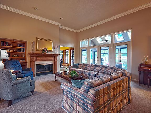 4th image of 1556 Evergreen Pl