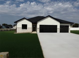 803 Carly Ln, Prairie City, IA 50228