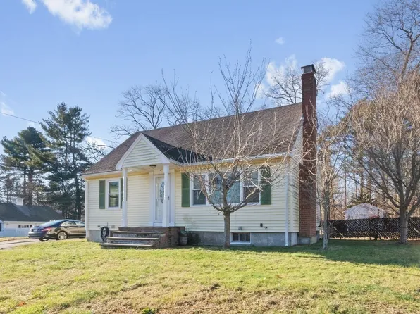 11 Oak St, Foxboro, MA 02035