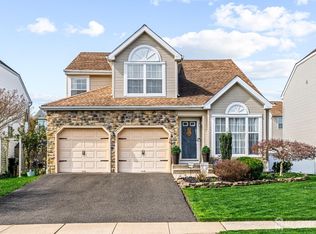 16 Dryden Dr, Burlington, NJ