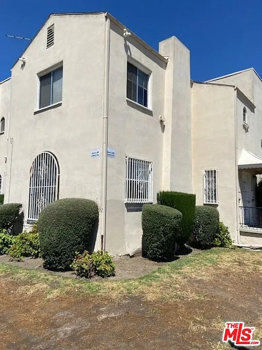 1 bed, 1.0 bath, 1050 sqft, $2,300 — Photo 2