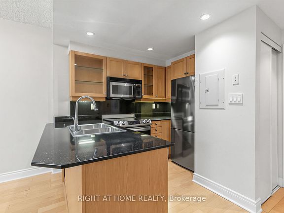 5th image of 80 Cumberland St #1705