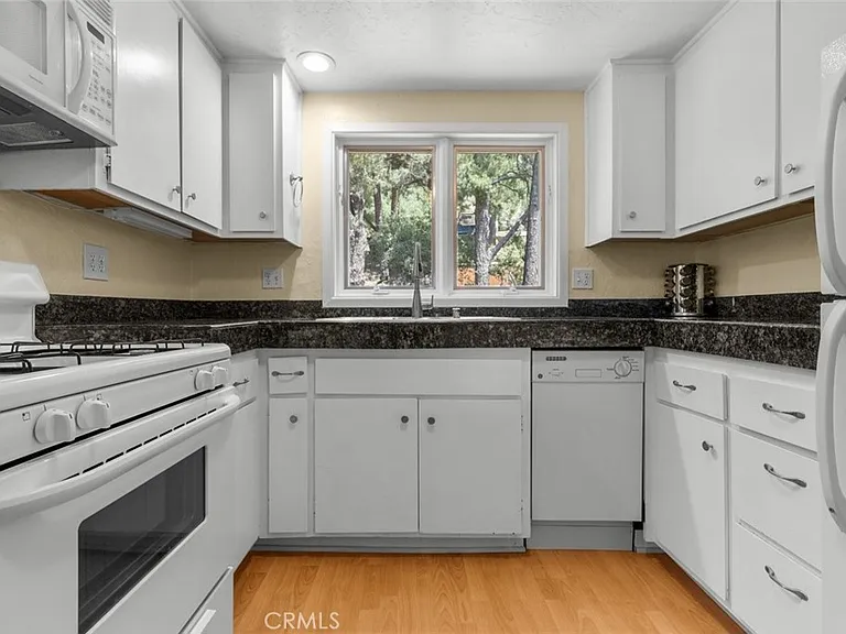 2304 Woodland Dr — Photo 25