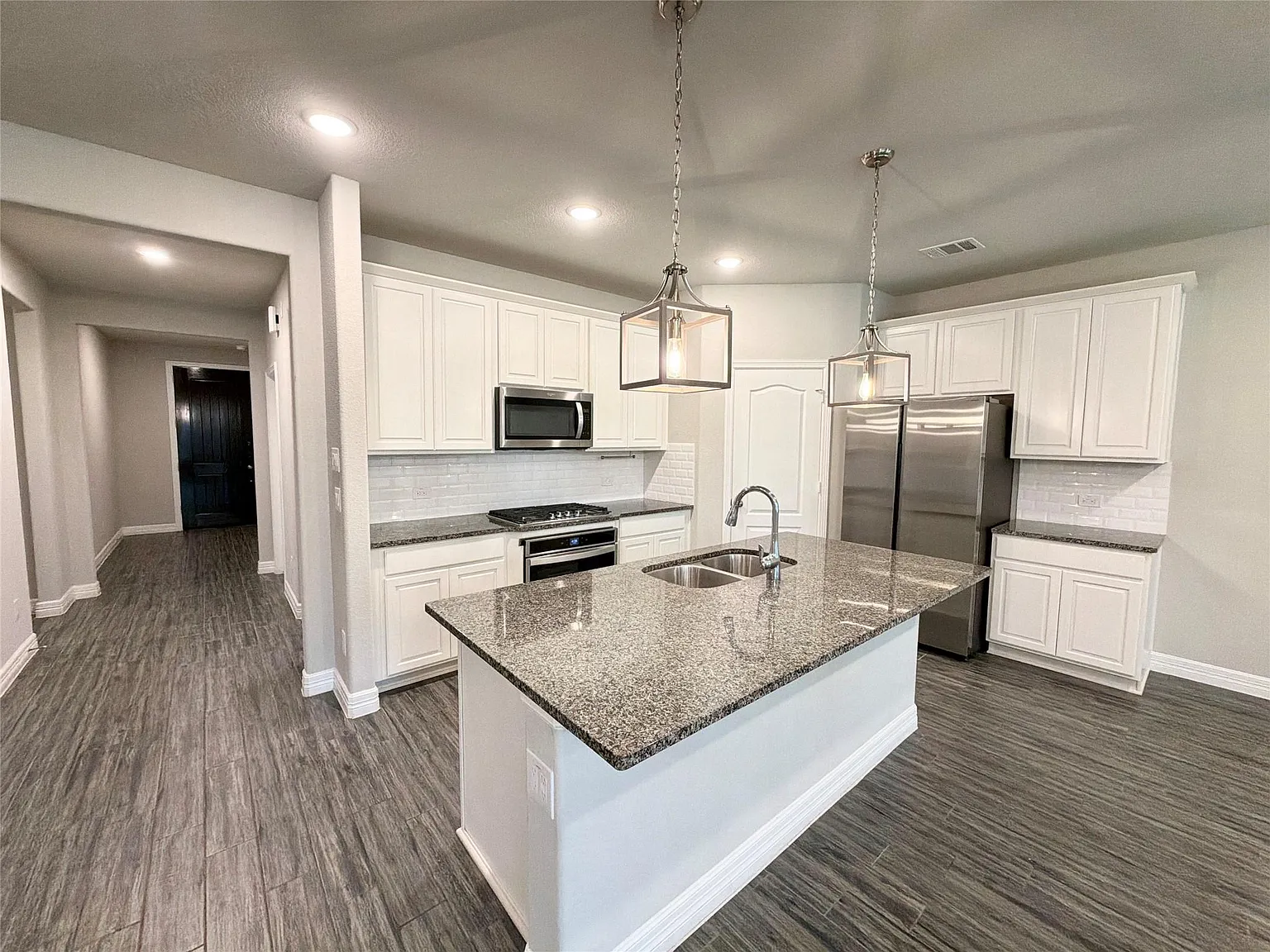 5 bed, 4.0 bath, 2577 sqft, $2,900 — Photo 2