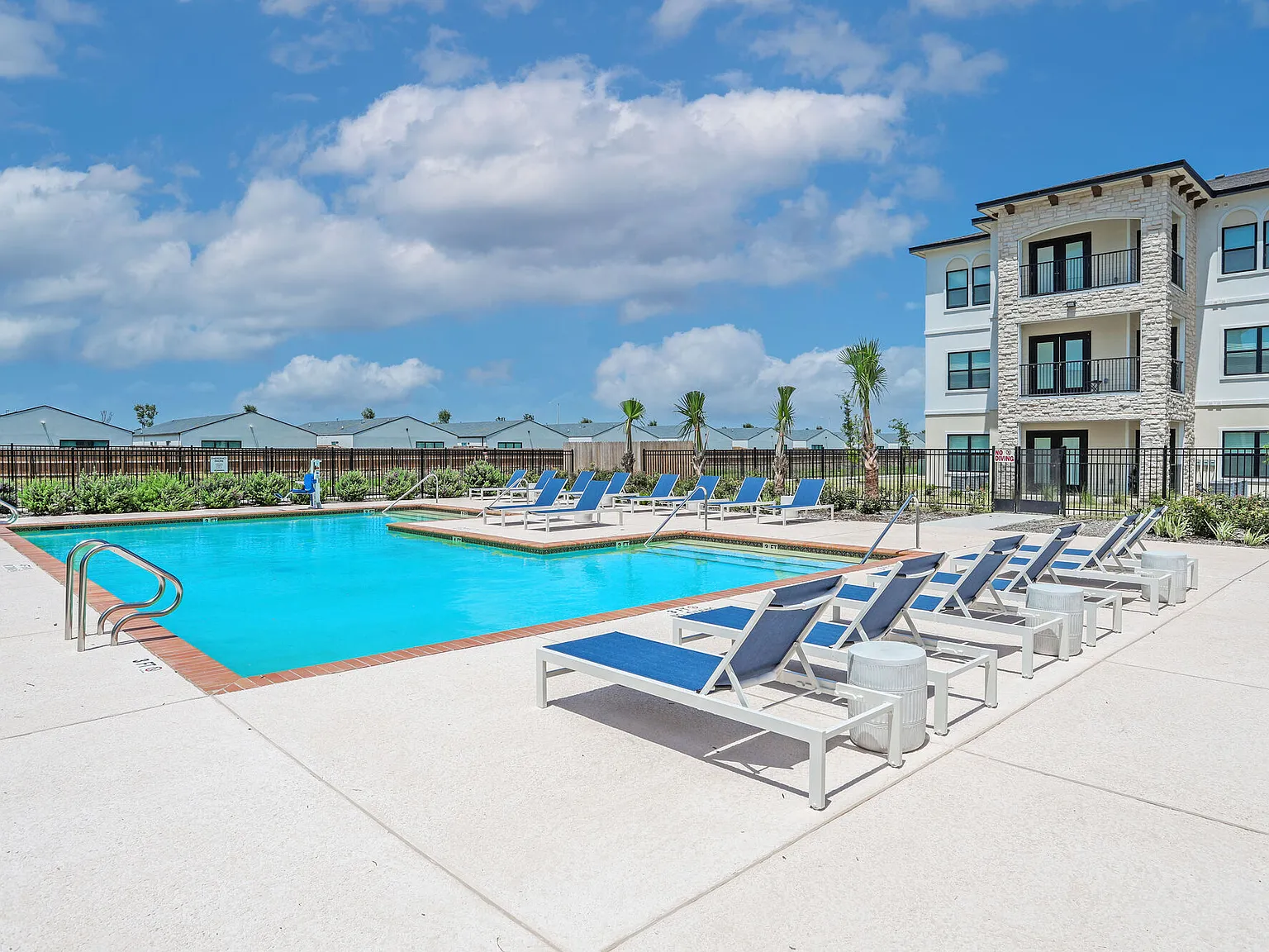 Avanti Legacy Emerald Point Apartments — Photo 2