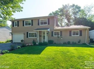 301 Greenbrier Ln, Vernon Hills, IL 60061