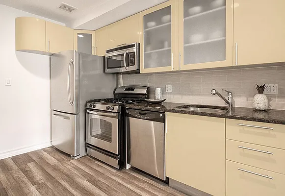 Sold by SR8 REALTY LLC | media 8