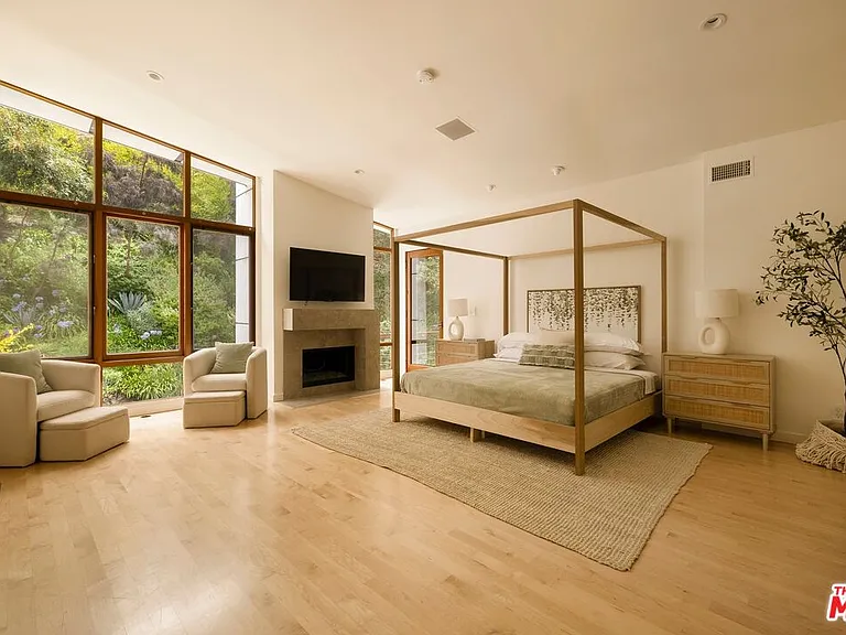 3600 Mandeville Canyon Rd — Photo 9
