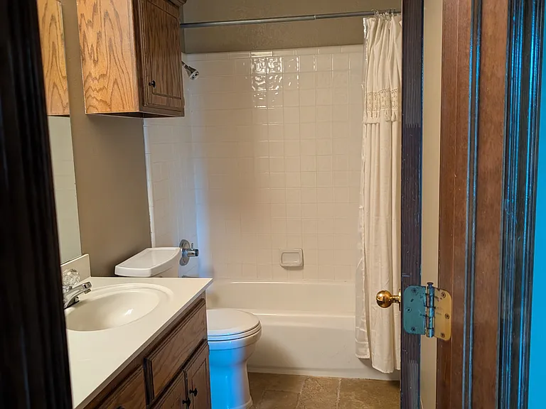 2813 Victoria Dr — Photo 18